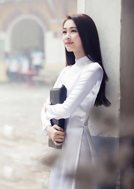 Hoa hậu thu thảo đẹp mê mẩn với áo dài nữ sinh - 2