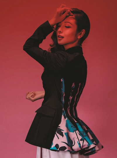 Jennifer phạm ấn tượng với váy hàng hiệu - 4
