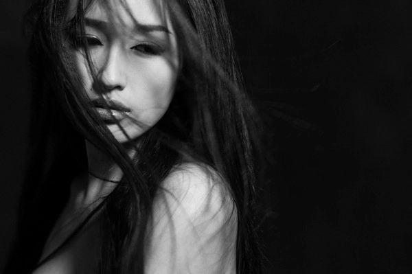 Mai phương thúy đẹp u buồn trong bộ ảnh đen - trắng - 2