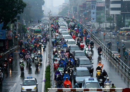 Cách đi xe máy an toàn trời mưa bão - 1