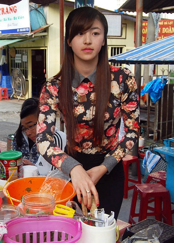 Hot girl bán bánh tráng trộn - 2