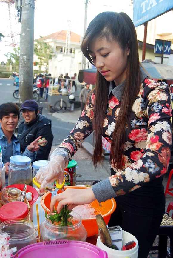 Hot girl bán bánh tráng trộn - 3