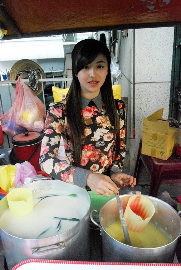 Hot girl bán bánh tráng trộn - 4