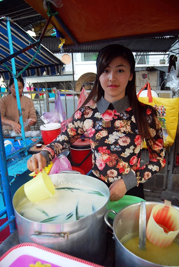 Hot girl bán bánh tráng trộn - 5