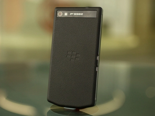 Ảnh thực tế smartphone hạng sang blackberry porsche design - 2