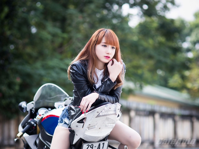 Chân dài cá tính đọ dáng cùng bmw s1000rr 2014 - 10