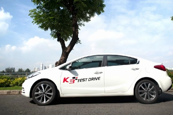 Kia k3 nhiều đồ chơi vận hành êm ái - 2