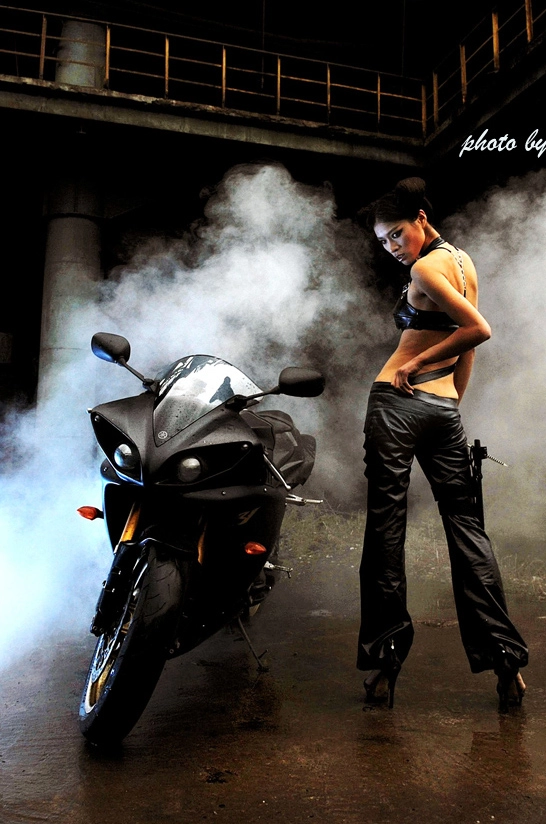 Đả nữ cá tính bên cạnh yamaha yzf-r1 - 2