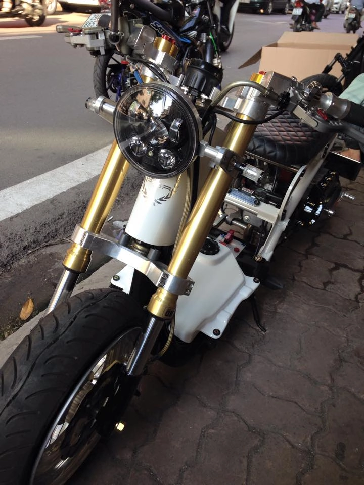 Honda zoomer độ khủng với đồ chơi hàng hiệu - 3