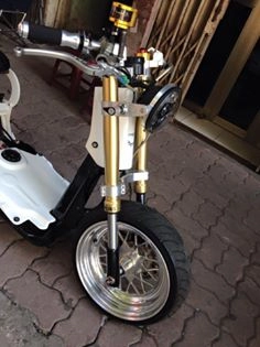 Honda zoomer độ khủng với đồ chơi hàng hiệu - 2