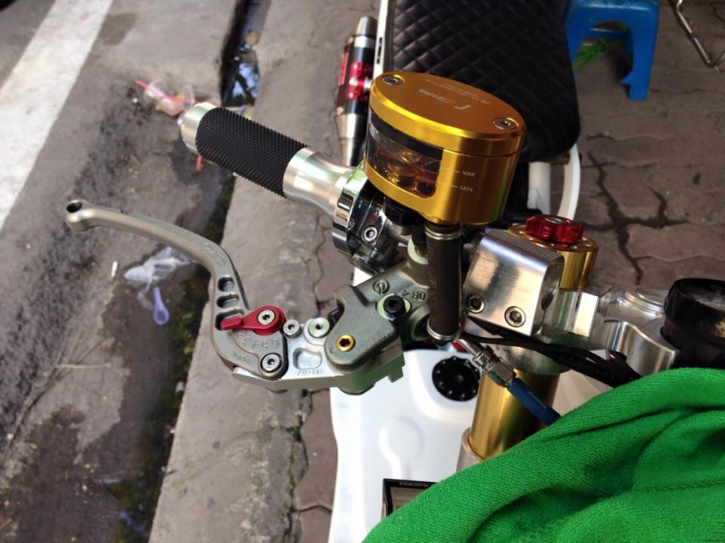 Honda zoomer độ khủng với đồ chơi hàng hiệu - 5