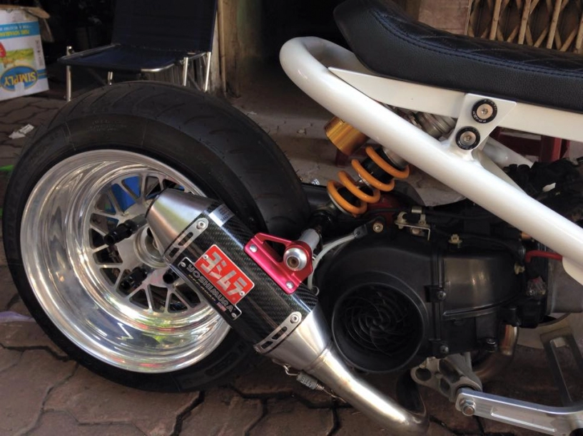Honda zoomer độ khủng với đồ chơi hàng hiệu - 4