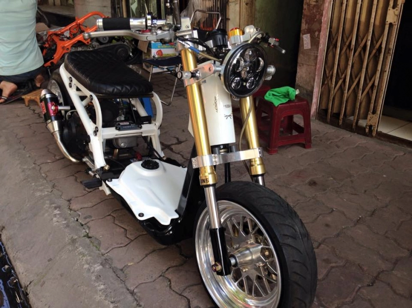 Honda zoomer độ khủng với đồ chơi hàng hiệu - 13