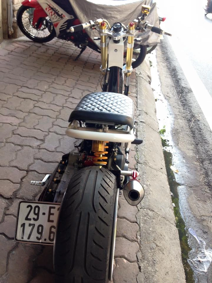 Honda zoomer độ khủng với đồ chơi hàng hiệu - 12