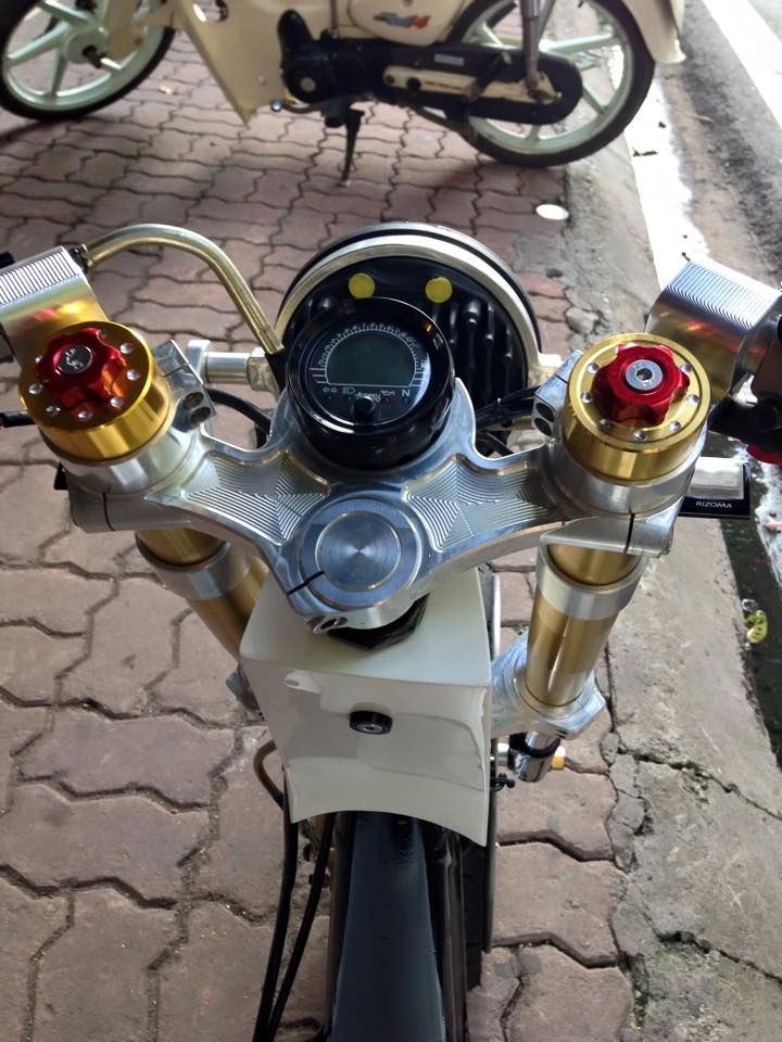 Honda zoomer độ khủng với đồ chơi hàng hiệu - 14