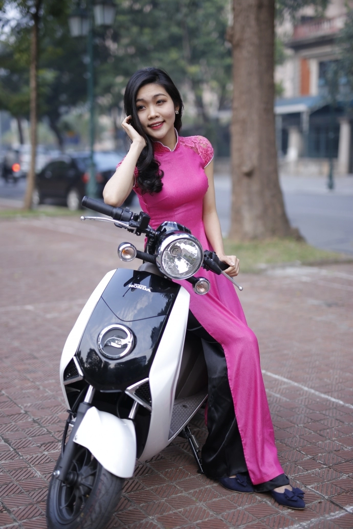 Nữ sinh việt đọ dáng cùng xe máy điện honda v-sun v3 - 6
