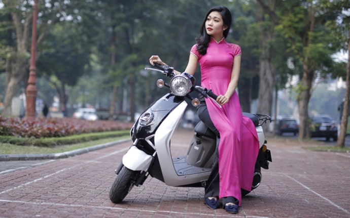Nữ sinh việt đọ dáng cùng xe máy điện honda v-sun v3 - 10