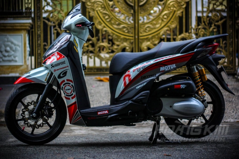 Sh 300i độ phong cách tem đấu cùng loạt đồ chơi hàng hiệu - 1