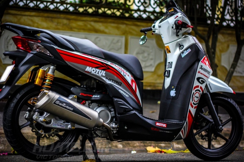 Sh 300i độ phong cách tem đấu cùng loạt đồ chơi hàng hiệu - 6