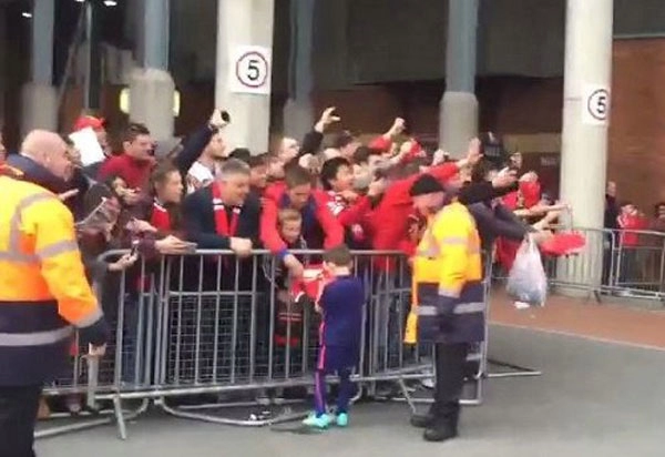 Con trai rooney vẽ hình xăm ronaldo và messi trên cánh tay - 4