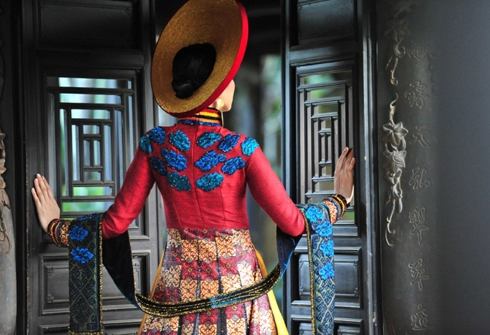Diễm hương mang áo dài thổ cẩm đến miss universe - 3
