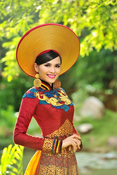 Diễm hương mang áo dài thổ cẩm đến miss universe - 1