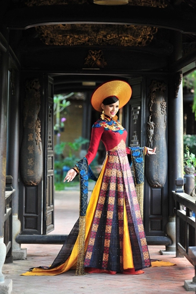 Diễm hương mang áo dài thổ cẩm đến miss universe - 6