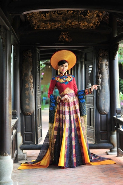 Diễm hương mang áo dài thổ cẩm đến miss universe - 7