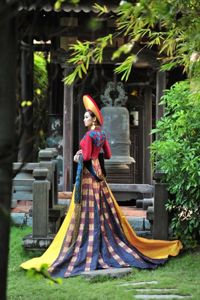Diễm hương mang áo dài thổ cẩm đến miss universe - 8