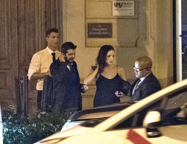 Ronaldo đi ăn với bạn gái mới - 2