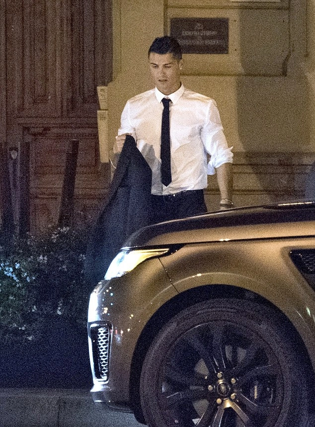 Ronaldo đi ăn với bạn gái mới - 3
