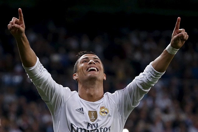 Ronaldo đi ăn với bạn gái mới - 4