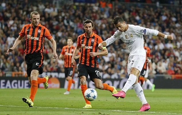 Ronaldo đi ăn với bạn gái mới - 5