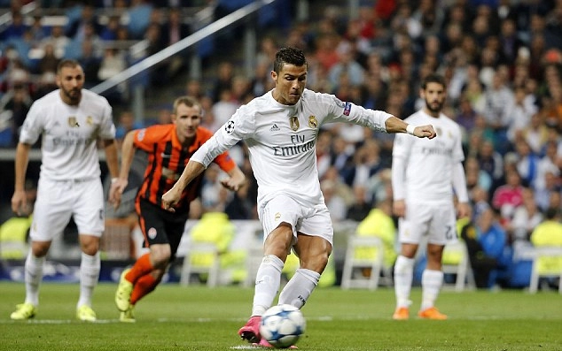 Ronaldo đi ăn với bạn gái mới - 6