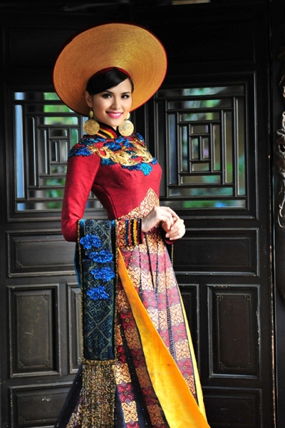 Diễm hương mang áo dài thổ cẩm đến miss universe - 5