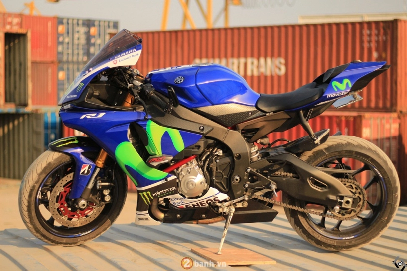Yamaha r1 2015 phiên bản movistar đọ dáng cùng chân dài - 2