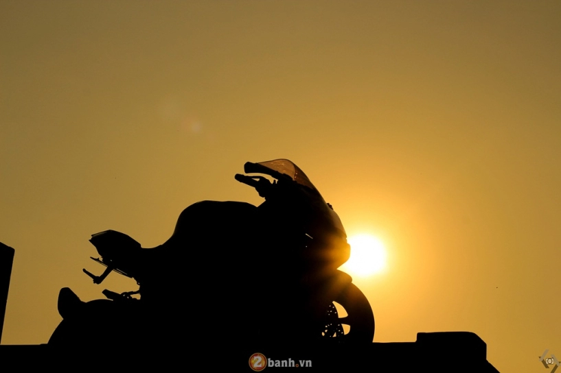 Yamaha r1 2015 phiên bản movistar đọ dáng cùng chân dài - 27
