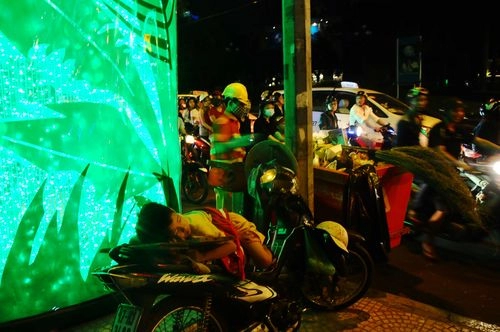 Bé theo chân bố mẹ xuống phố đón năm mới - 12