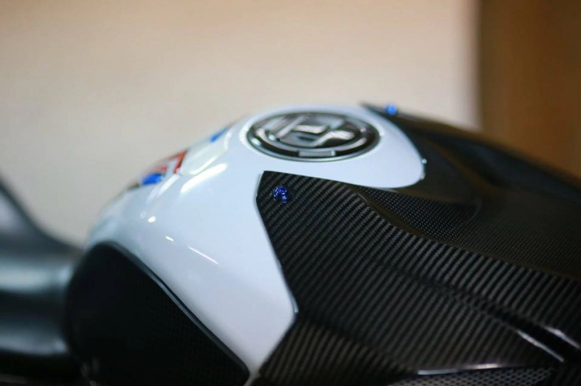 Bmw s1000rr lên tem hp4 và đồ chơi khủng - 7