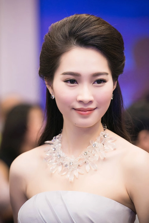 Bí quyết trang điểm đẹp như hoa hậu đón tết - 1