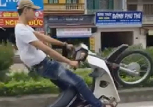 clip thanh niên bốc đầu dream bị phạt hơn 7 triệu đồng - 1