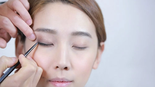 Trang điểm nhẹ nhàng cho ngày nắng lên - 6