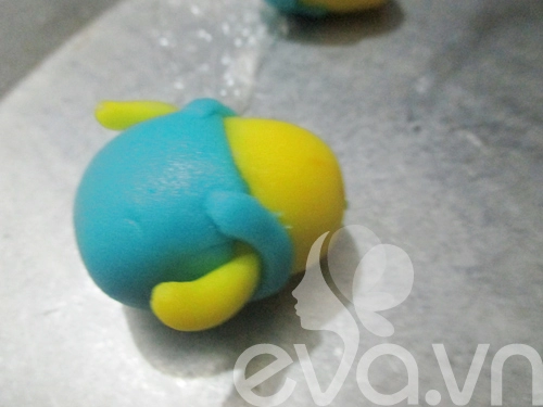 Trang trí bánh với tạo hình minion bằng fondant - 10