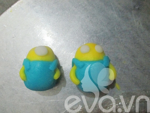 Trang trí bánh với tạo hình minion bằng fondant - 11