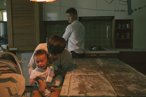 Xúc động bộ ảnh hai ông bố việt đồng tính chăm con - 9