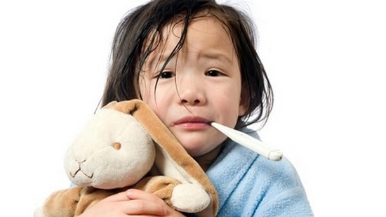 Con sốt tổn thương não vì những sai lầm sau của cha mẹ - 2