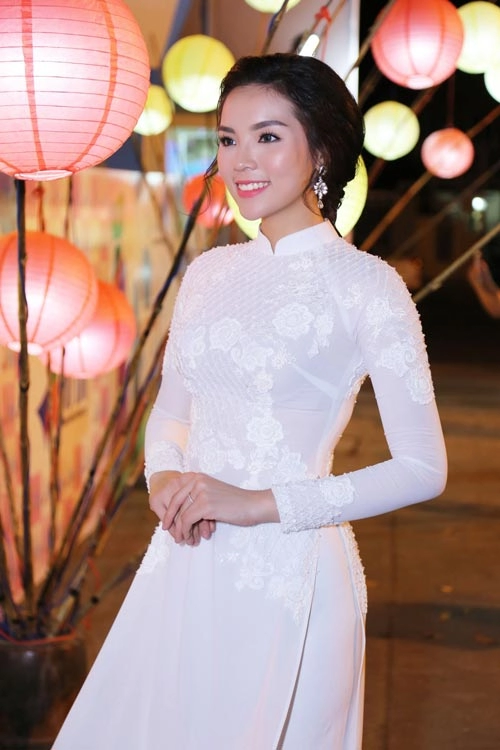 Diễm my 9x gây hiểu lầm vì trang điểm gò má cao - 2