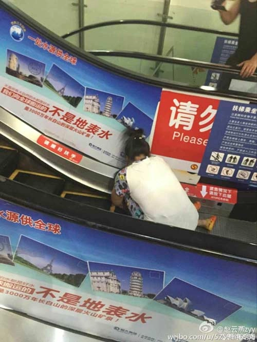3 sai lầm đơn giản đến khó tin lại khiến trẻ bị thang cuốn lấy mạng - 6