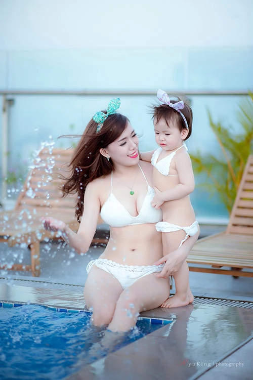 Hotgirl 9x diện bikini đôi cùng con gái khoe eo 60cm bé xíu - 4