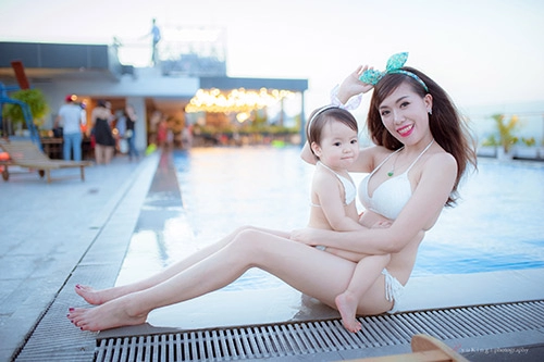 Hotgirl 9x diện bikini đôi cùng con gái khoe eo 60cm bé xíu - 6